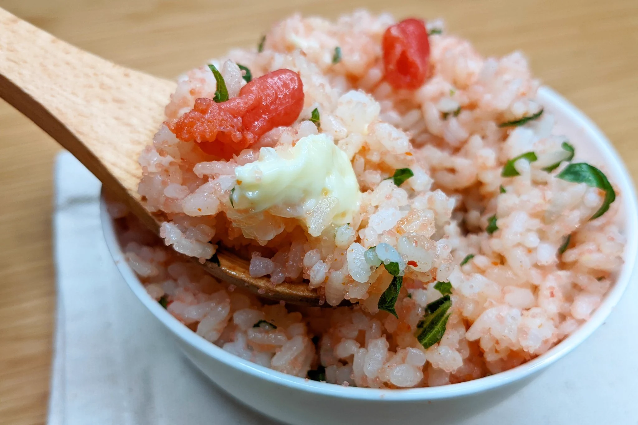 この組み合わせは反則級の旨さ！大葉とバターの混ぜ込み明太ごはん。