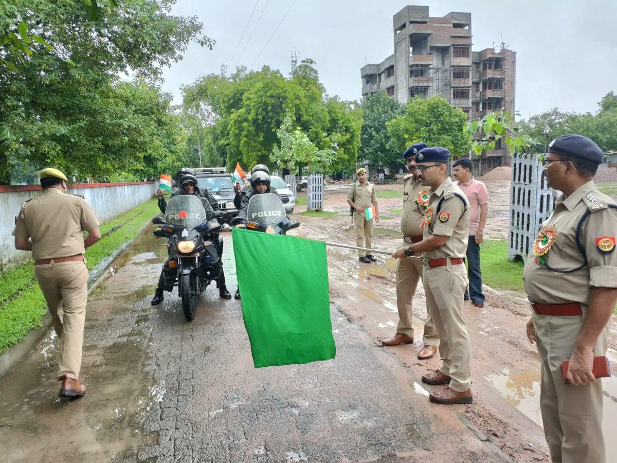 #आजादीके_75वेंअमृत_महोत्सव  के  #HarGharTiranga अभियान में <a href="/112UttarPradesh/">Call 112</a> वाहनो की तिरंगा रैली का शुभारम्भ पुलिस लाइन से टोल प्लाजा  कर्मियों के साथ मिलकर राष्ट्रध्वज फहराया गया, तिरंगा रैली निकालकर लोगों को बढ़-चढ कर भागीदारी करने हेतु प्रेरित किया गया । #UPPolice4Tiranga