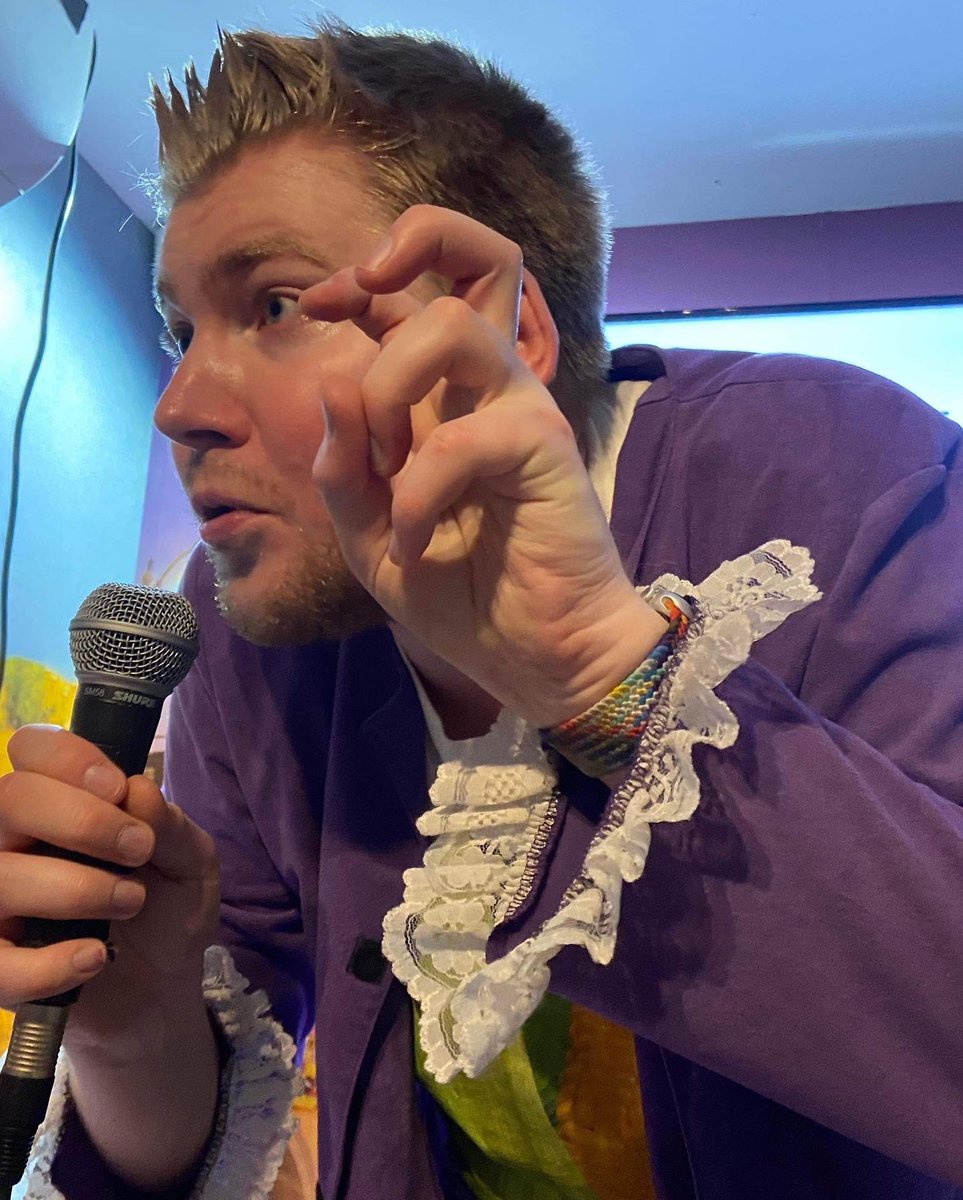 Day 10 was another good fringe day yesterday!

Sold out room again for “(a)sexy and I know it” with a really warm lovely crowd and got some lovely messages from audience members afterwards!

#asexy #asexual #asexuality #edfringe