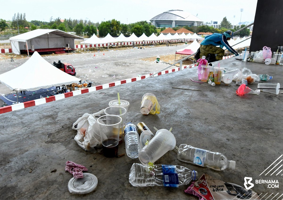 SAMPAH...

KUALA NERUS: Pekerja pembersihan mengutip sampah sarap terdiri daripada bekas plastik dipercayai dibuang oleh segelintir pengunjung yang hadir pada sebuah program permotoran di Kompleks Sukan Gong Badak, semalam semasa tinjauan sekitar kawasan tersebut, hari ini.