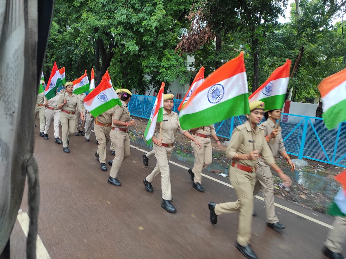 #आजादीके_75वेंअमृत_महोत्सव  में  #HarGharTiranga अभियान के तहत महिला पुलिस टोली, पिंक वाहन तिरंगा रैली का शुभारम्भ पुलिस लाइन से किया गया, तिरंगा रैली निकालकर लोगों को बढ़-चढ कर भागीदारी करने हेतु प्रेरित किया गया । #UPPolice4Tiranga