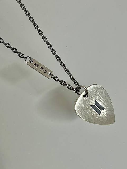 bsidemarket's tweet photo. Onhand | Available  
BTS ARTIST MADE COLLECTION

SUGA GUITAR PICK NECKLACE [SILVER]

➞ PHP 5,500 + lsf
➞ brand new

➞ up to 3 days reservation but prio if PAYO
➞ comment mine or dm to order

pls help rt 🤍
🏷 wts lfb ph yoongi
#bside_onhand #bts_onhand https://t.co/dqaxFnmH0p