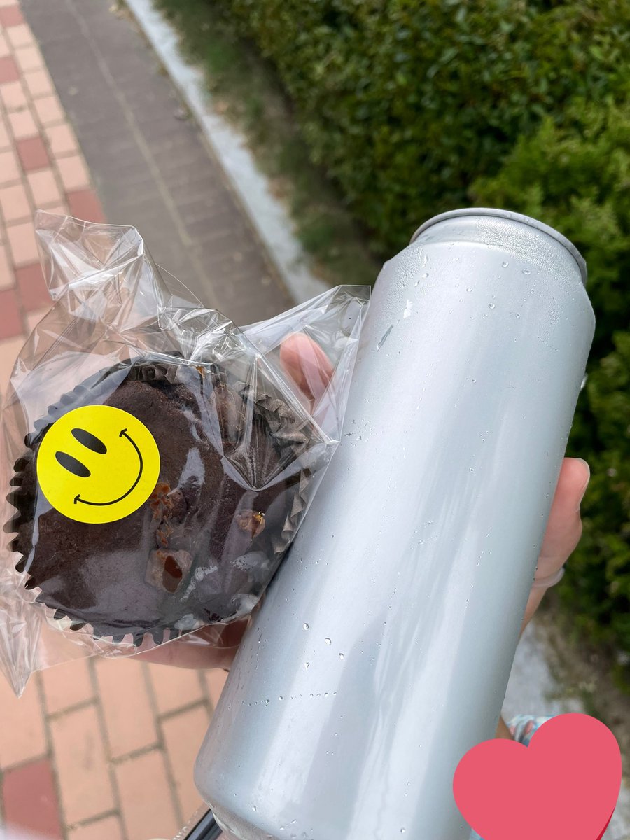 mjhvo's tweet photo. during the Ulsan summer festival he used his money to buy all the stays some muffins and cool drinks given the heat. https://t.co/kUs2MPL3Yg