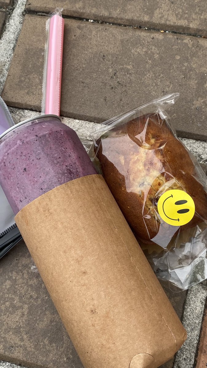 mjhvo's tweet photo. during the Ulsan summer festival he used his money to buy all the stays some muffins and cool drinks given the heat. https://t.co/kUs2MPL3Yg