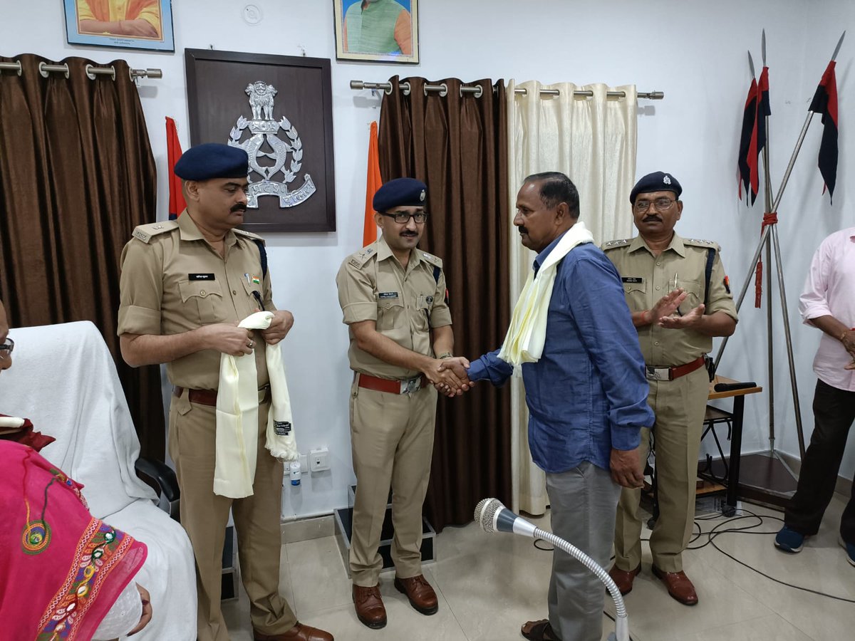 #आजादीके_75वेंअमृत_महोत्सव के क्रम में #SPLTP के द्वारा रिजर्व पुलिस लाइंस में जनपद में रहने वाले सेवानिवृत्त पुलिस अधिकारियों, कर्मचारियों को आमंत्रित कर उन्हें सोल भेंट कर सम्मानित किया गया । #HarGharTiranga में प्रतिभाग करने हेतु प्रेरित किया गया । #UPPolice4Tiranga