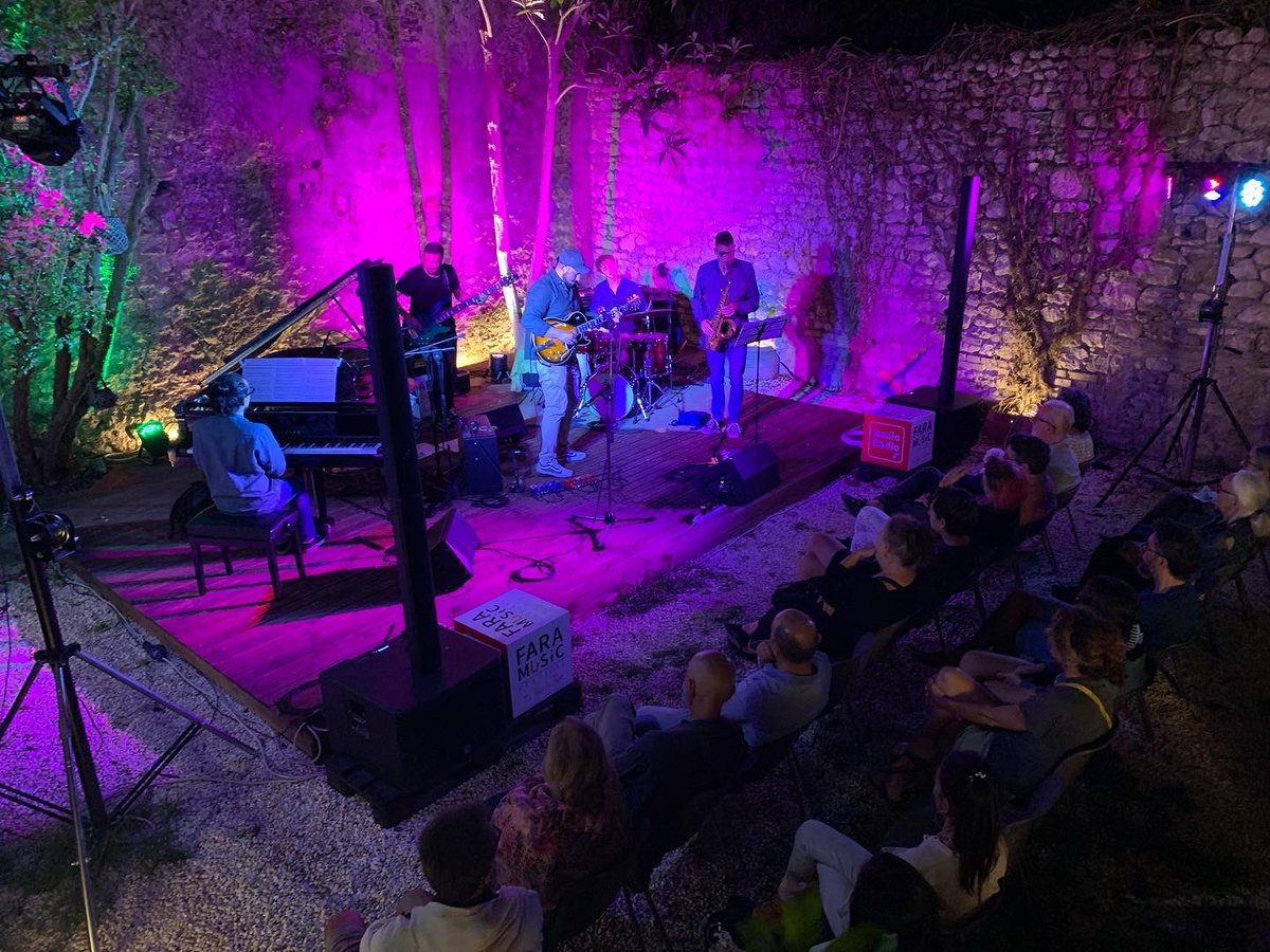 Fara_Music's tweet photo. #jazz | ieri Yellow Quintet live al @faramusic “into the garden”.
Stasera e domani 2 appuntamenti tra mainstream e soul blues:
• 14 Agosto: Federico Frassi 4tet
• 15 Agosto: Get Wet
#faramusic #festival #live #abbaziadifarfa #video #yellow #quintet https://t.co/my2X6dOLL5