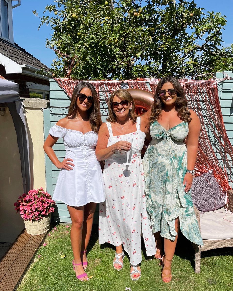 rbell596's tweet photo. Happy Birthday to the best most supportive mum in the world 💕 always there when I need her!! @lyndabell62 https://t.co/xNdQxlF0Pm