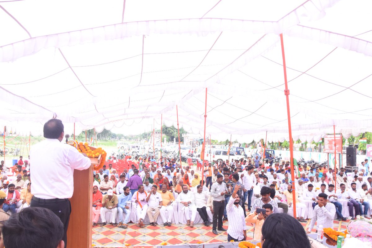 जिसके दौरान माननीय वित्त राज्य मंत्री श्री पंकज चौधरी के नेतृत्व में शहीद स्मारक को तिरंगे से सजाया गया तथा माननीय वित्त राज्य मंत्री श्री पंकज चौधरी द्वारा शहीदों के परिवार जनों को सम्मानित किया गया |लोगो ने इस जनभागीदारी कार्यक्रम में बढ़ चढ़ कर हिस्सा लिया |2/2 #HarGharTiranga