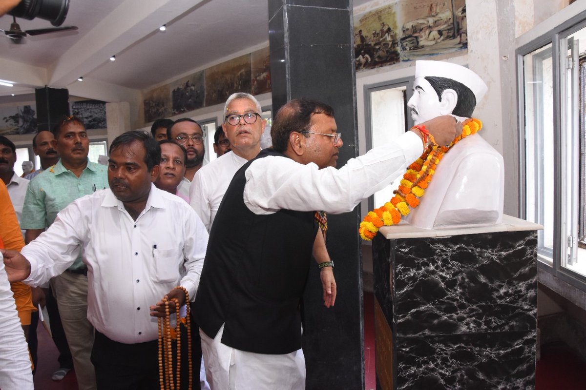 माननीय प्रधानमंत्री श्री नरेंद्र मोदी जी के आह्वान पर स्वतंत्रता दिवस के 75 वे वर्ष में आजादी के अमृत महोत्सव के अंतर्गत “हर घर तिरंगा”जन अभियान में चौरी चौरा, गोरखपुर शहीद स्मारक के प्रांगण  में कार्यक्रम का आयोजन सी.जी.एस.टी  वाराणसी के सौजन्य  से कराया गया 1/2 #HarGharTiranga