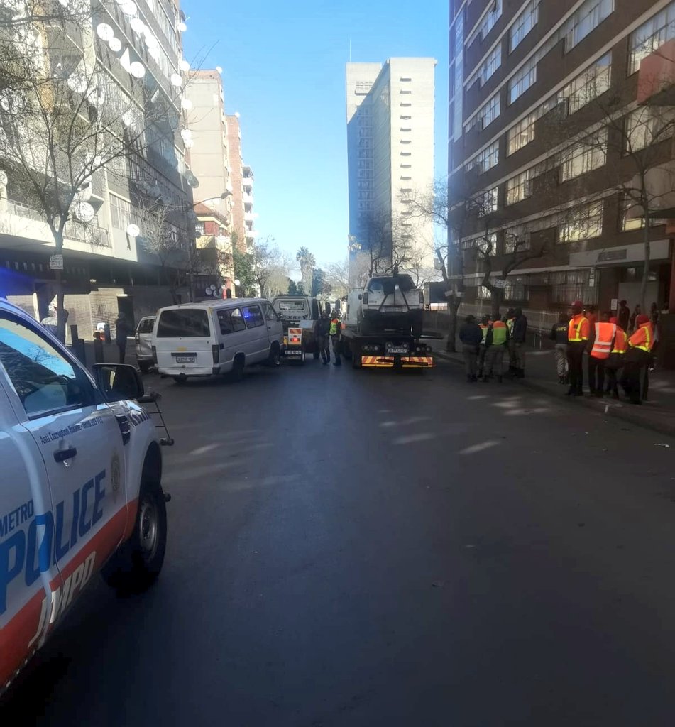 Joint Operations in Hillbrow conducted by #JMPD &amp; Badboyz Security Group for abandoned vehicles &amp; illegal mechanics.

Compliance is not negotiable!!!
#BuyaMthetho #SaferJoburg
#JoburgWorks