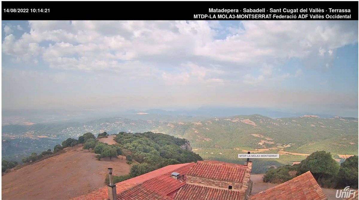 La olor de fum del #IFMoncayo es nota des de molts punts del municipi de Matadepera. Des de les càmeres de vigilància d’incendis de <a href="/lafundaciocat/">Fundació Patrimoni Natural</a> es ben visible