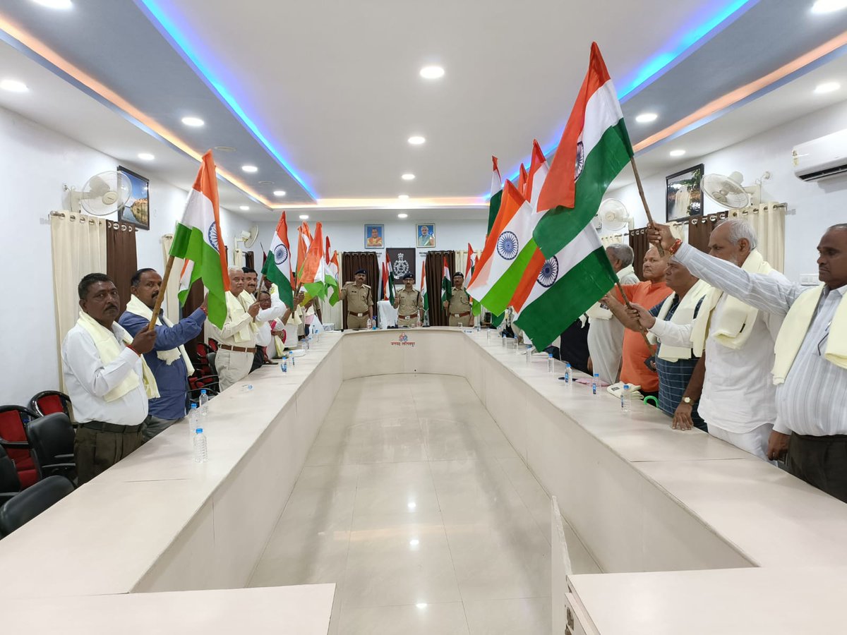 #आजादीके_75वेंअमृत_महोत्सव के क्रम में #SPLTP के द्वारा रिजर्व पुलिस लाइंस में जनपद में रहने वाले सेवानिवृत्त पुलिस अधिकारियों कर्मचारियों को आमंत्रित कर उन्हें तिरंगा भेंट किया गया। #HarGharTiranga में प्रतिभाग करने हेतु प्रेरित किया गया । #UPPolice4Tiranga