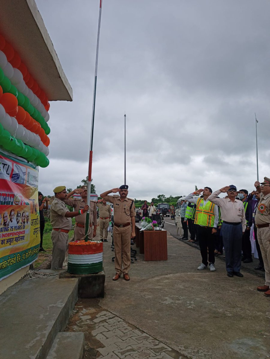 #आजादीके_75वेंअमृत_महोत्सव  के  #HarGharTiranga अभियान में <a href="/112UttarPradesh/">Call 112</a> वाहनो की तिरंगा रैली का शुभारम्भ पुलिस लाइन से टोल प्लाजा  कर्मियों के साथ मिलकर राष्ट्रध्वज फहराया गया, तिरंगा रैली निकालकर लोगों को बढ़-चढ कर भागीदारी करने हेतु प्रेरित किया गया । #UPPolice4Tiranga