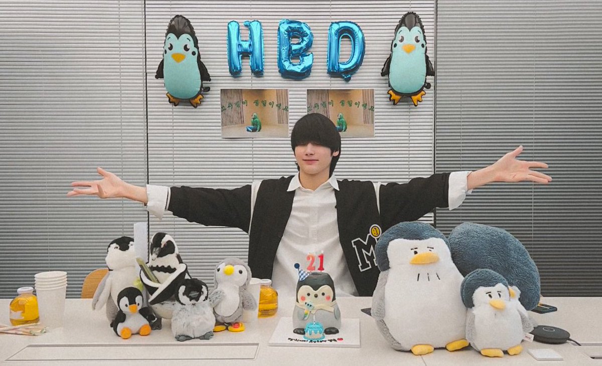 filmsoftxt's tweet photo. huening kai's birthday live 🐧🎂🎈 https://t.co/XO2AUsPnag
