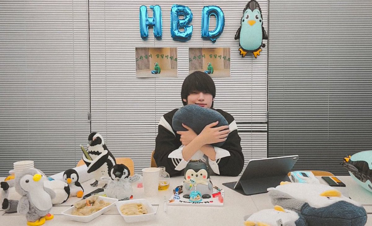 filmsoftxt's tweet photo. huening kai's birthday live 🐧🎂🎈 https://t.co/XO2AUsPnag