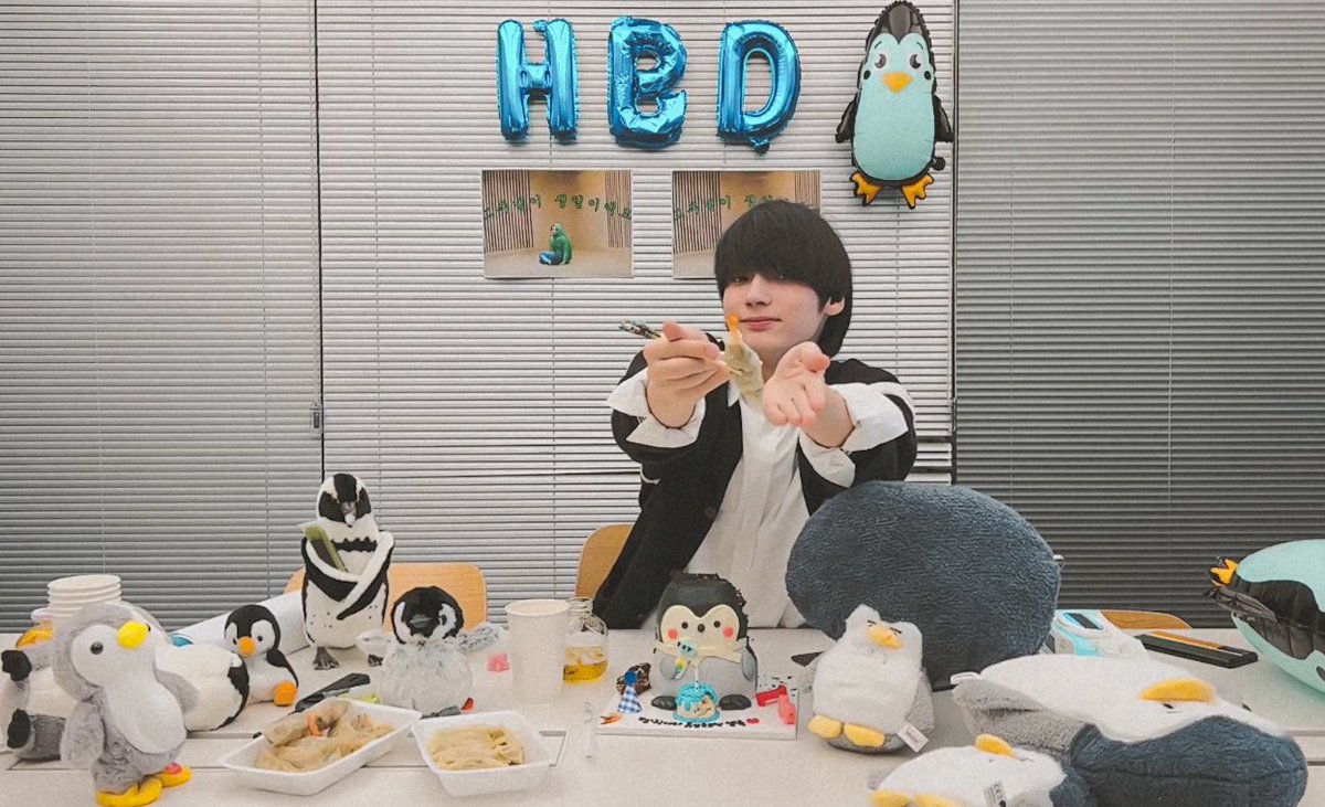 filmsoftxt's tweet photo. huening kai's birthday live 🐧🎂🎈 https://t.co/XO2AUsPnag