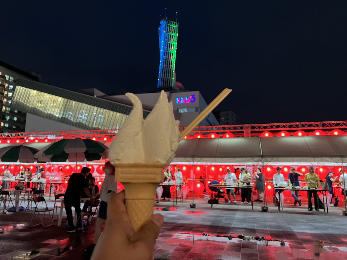 yumegelato's tweet photo. 雨に負けずラストスパート。
＃夢ジェラート
＃いわて花巻夢ジェラート
＃箸で食べるジェラート
＃マルカンビル大食堂
＃10段ソフトクリーム
＃khb東日本放送
＃長町夜市
＃キッチンカー https://t.co/haz2v7jinh