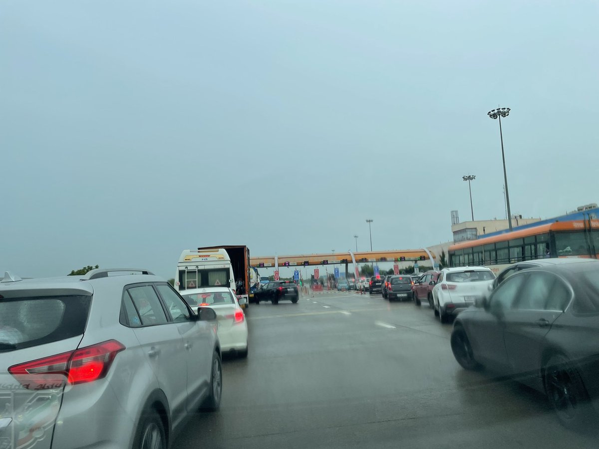 rachittrue's tweet photo. @nitin_gadkari @MORTHIndia This is happening at Yamuna Expressway, Jewar Toll toward Noida. #fastag turned expressway to turtle way.
Date-14/08/2022
Time- 03:45 pm Onward
‘ If one want to travel on good road we need to pay money’ but who is responsible for inconvenience. https://t.co/uEGf5l1JMT