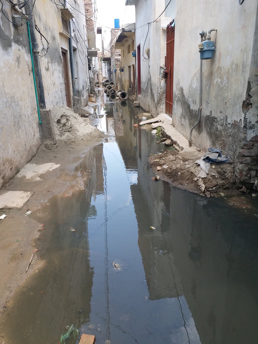 m_umar50's tweet photo. @ZainHQ @SMQureshiPTI 
الیکشن سے پہلے بہت وعدے کر کے  گئے لیکن جیتنے کے بعد  ان کو پورا کرنا بھول گئے.اپنے حلقے پر بھی تھوڑی توجہ دے دیں. 1سال سے سیوریج کا مسئلہ چل رہا ہے لیکن کسی کو کوئی فرق نہیں پڑتا. @WasaMultanتو سویا پڑا بے شرم بن کر.پیدل گزرنے کا بھی راستہ نہیں ہے. https://t.co/h27JmAkXs1