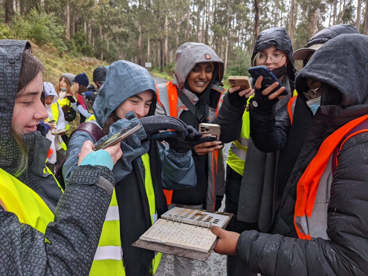 DrVanessaWong's tweet photo. The successful return of the @MonashEAE #EAE1022 field trip saw us teaching all about #soils, #water, #vegetation and #climate in the sub-alpine zone. A great trip with some happy but tired students and staff https://t.co/Y9aBHMllHa