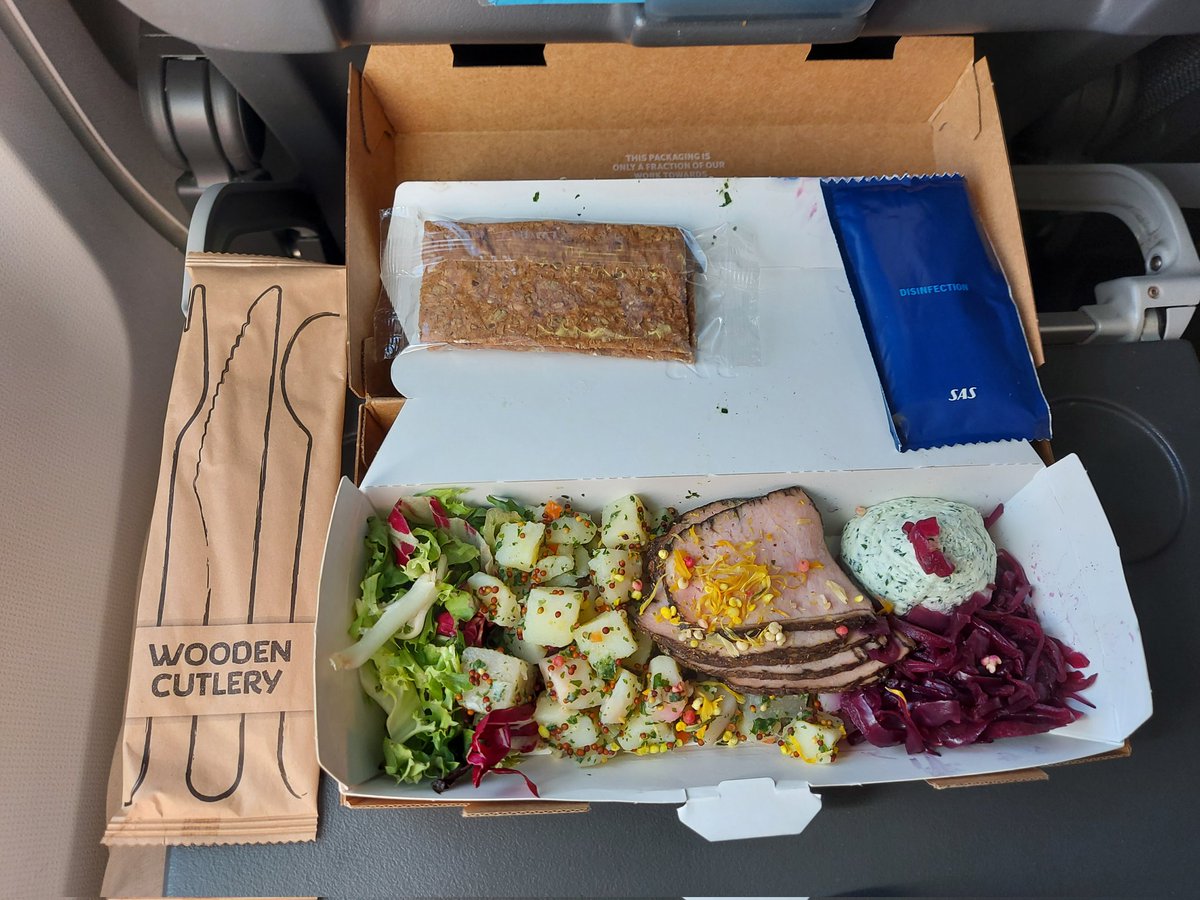 Michaelkelly707's tweet photo. My flight was booked business class through @FlySWISS and I have been #codeshared onto @SAS This is their #BusinessClass meal to Zurich on a B737 with a full 3-3 seating, no empty middle seat. Excuse the pun, but #WoodenCutlery just doesn't cut it
#paxex https://t.co/zO4TfOGJxc