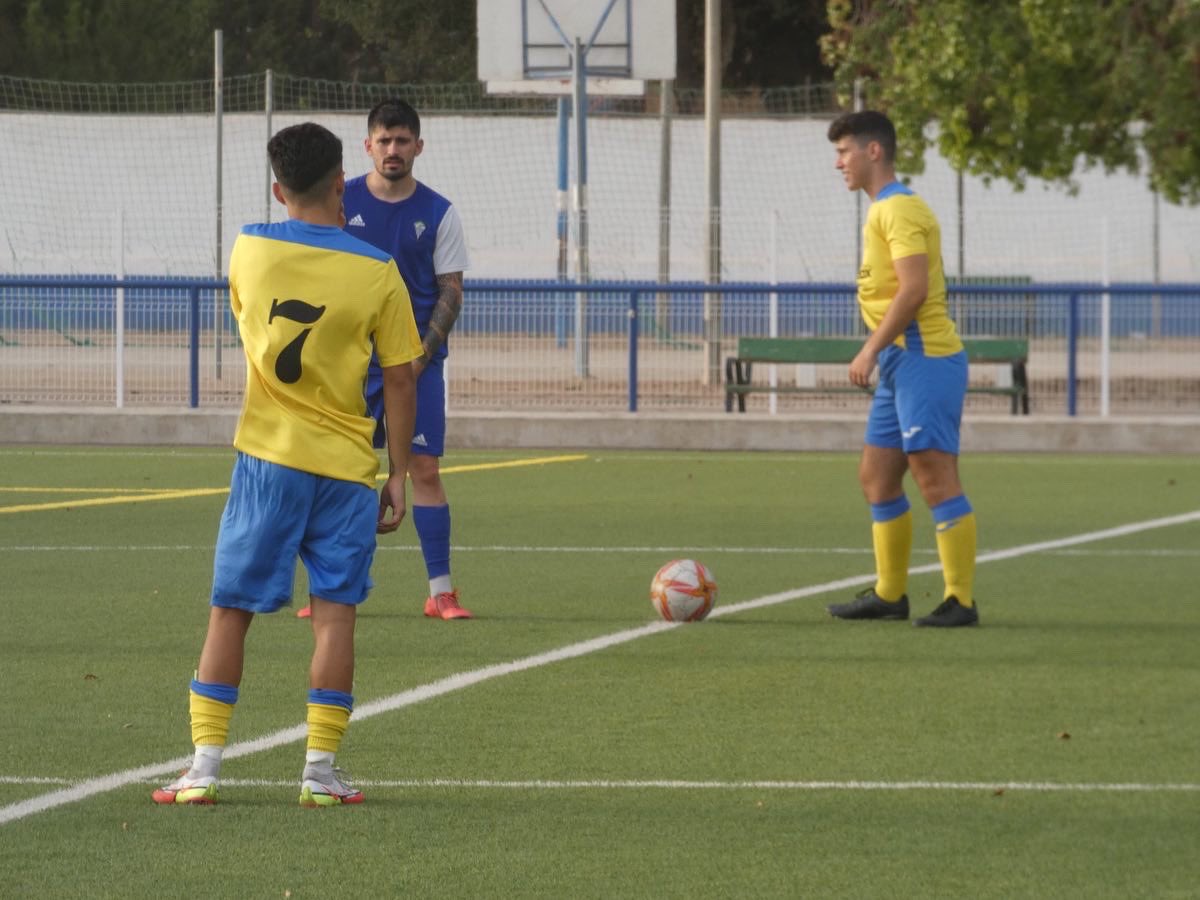 ADBarrioPeral's tweet photo. 📸 GALERIA ||
👉🏼 Nuestro #JuvenilAutonómica sigue con la preparación de cara al inicio de liga 🏋🏻♂️.
✅ En la tarde de ayer disputó un partido amistoso contra el @cd_juvenia de 1ª Autonómica de @encanao10 ⚽️.
#ForzaBarrio 💛💙
#QueremosContarContigo 🤜🏼🤛🏼. https://t.co/XU2BkiYgii