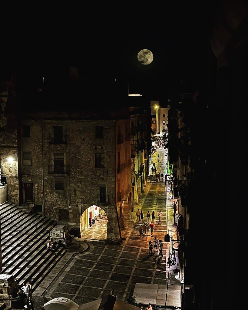 juanmanito's tweet photo. Luna del viernes 12 de Agosto al 99,2% 🌝
.
.
.
.
.

#moon #fullmoon #luna #lunallena #tarragona #catalunya #españa #spain #city #ciudad ##oldcity #tarraco #tarragonaturisme #nightphotography #shotoniphone https://t.co/MbuSXgxpPg https://t.co/5hReVsa9b8