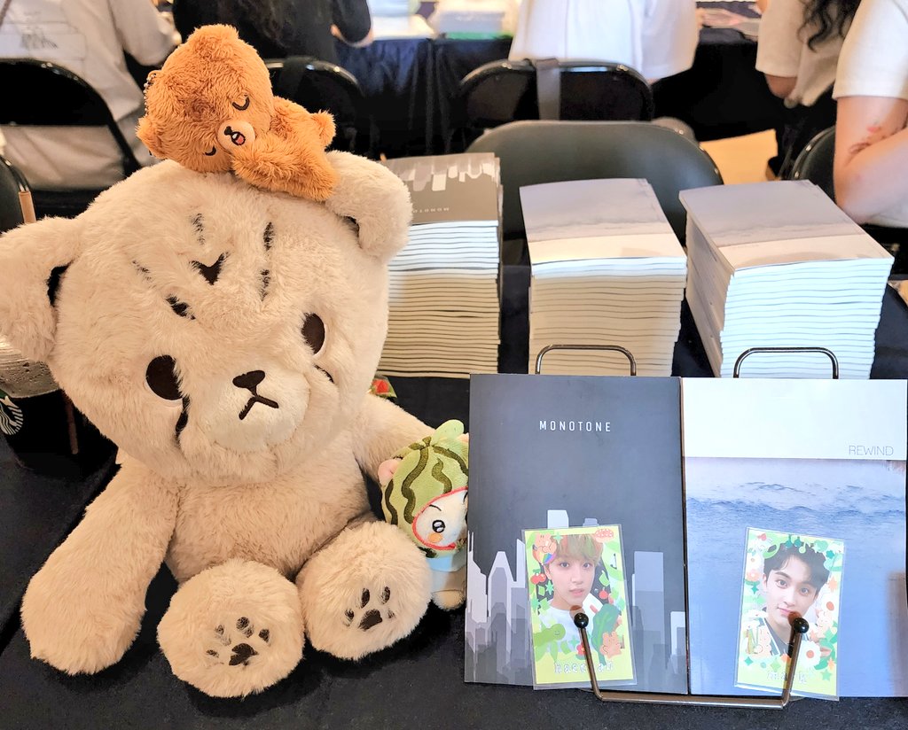 #DMZ_딩동호_탑승완료
동맠을 사랑한다는 이유로 먼걸음 해주신 모든 분들 오늘 정말 고생하셨고 너무너무 즐거웠습니다 치피네 부스 찾아와주셔서 넘 감사했고 오늘 드린 거 없이 받은 것만 많아서 몸둘바를 몰랐다고 하네요 다들 맛있는 저녁 드시고 푹 쉬시고 앞으로도 즐겁게 동맠 합시다❤️