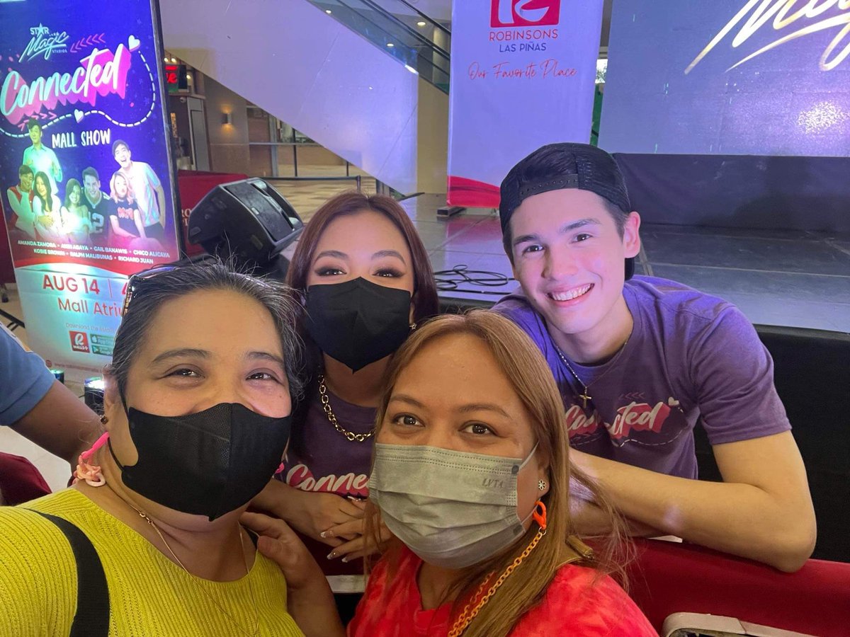 Happy to watch the last mall show

KODREA AT ROB LASPINAS