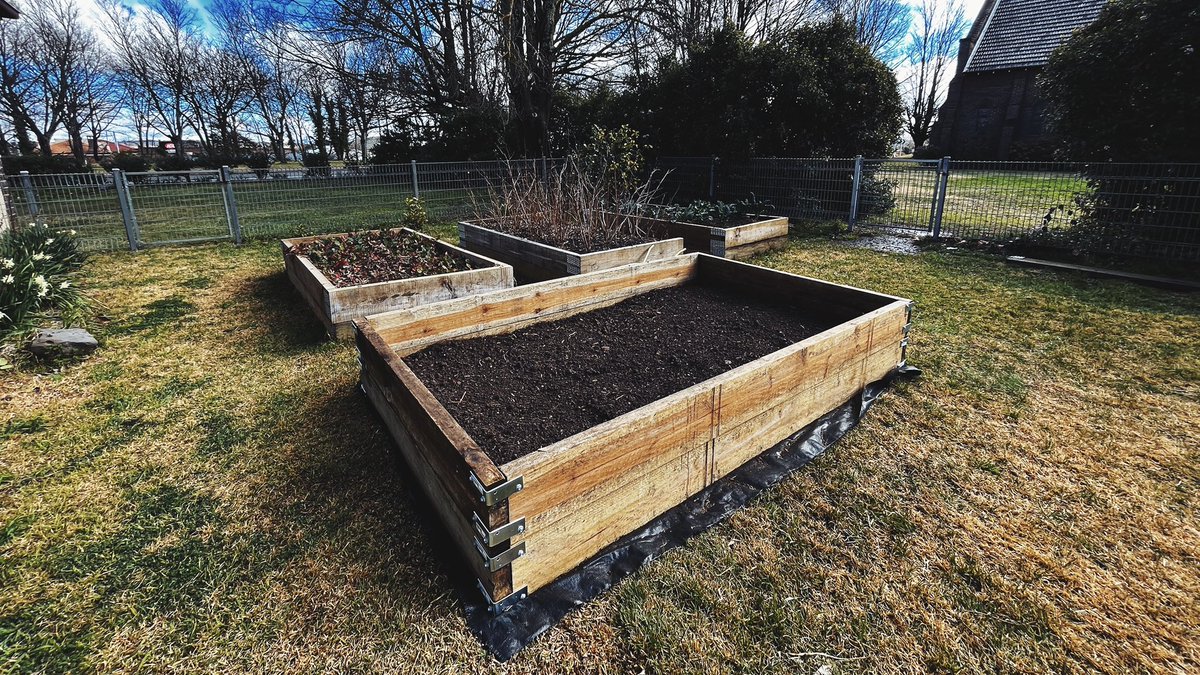 TimStevensAus's tweet photo. Spring is coming. Soooo. Yep, we built another one.
The current plan is to make so many gardens that we don’t have any lawn left to mow. 😜
p.s Don’t move to the country! Way too much free space to do fun stuff in! #oppositeday #subliminalmessages #movetothecountry https://t.co/fDC6J5IDUd