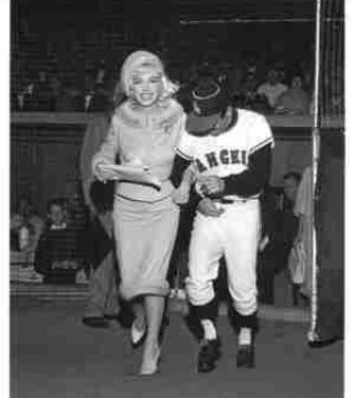 Clubpassionmar2's tweet photo. #marilynmonroe #clubpassionmarilyn #1962 #musculardistrophy #distrophiemusculaire #dodgersstadium https://t.co/q6PB0RalpX