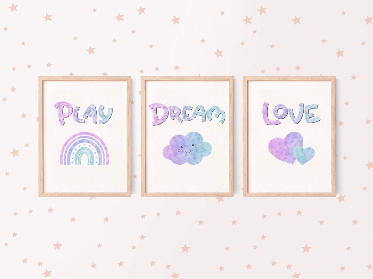 Adorable conjunto de tres láminas  "PLAY", "DREAM", "LOVE", acompañados por los dibujos de un arco iris, una nube y un pequeño corazón 🌈☁️❤️

¡Descarga, imprime y disfruta!

Si prefieres otros colores, no dudes en contactarme

👉 etsy.me/3A9DObT

#etsyshop #regalos