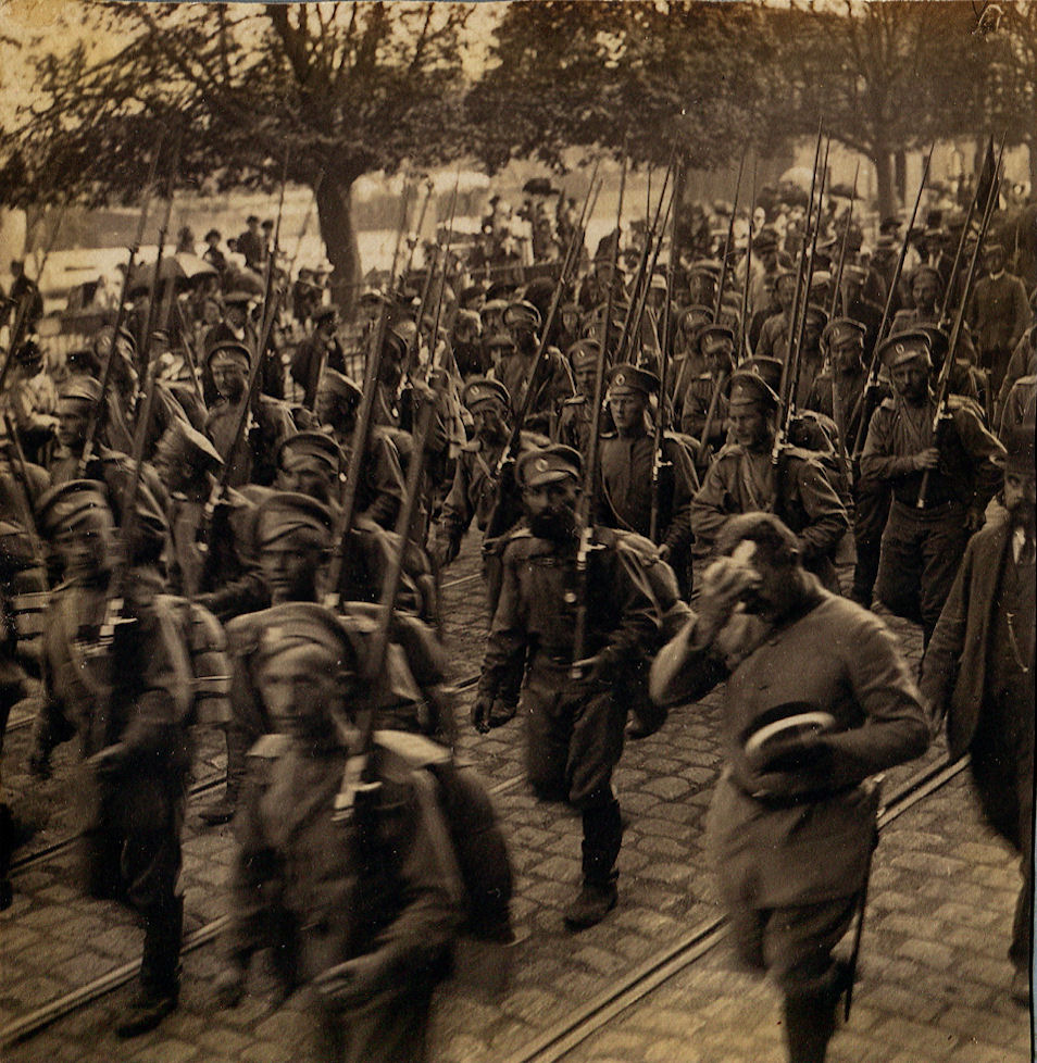 Défilé de troupes russes à #Nantes, de passage en 1916. Envoyés par le Tsar Nicolas II, ces 5000 soldats, après que la révolution ait éclaté en #Russie, seront internés au camp de la Courtine (juin 1917) où certains se mutineront. Ils ne rentreront chez eux qu’en 1920.