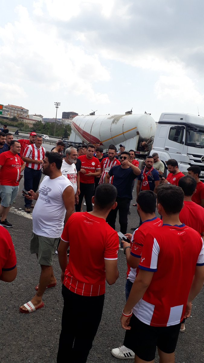 3 saattir burada bekliyoruz, emniyet salmıyor, sıcağın altındayız. <a href="/istanbul_EGM/">İstanbul Emniyet Müdürlüğü</a>