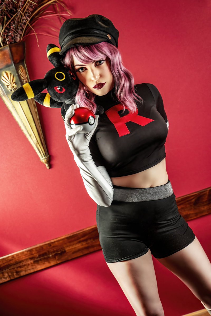 vorpal_viper's tweet photo. I’ve been a cosplayer for over 7 years, and I studied for a bachelors degree in technical theater &amp; design, focused in costumes/wigs/makeup. It’s certainly been an adventure! https://t.co/4lzWBhhNwQ