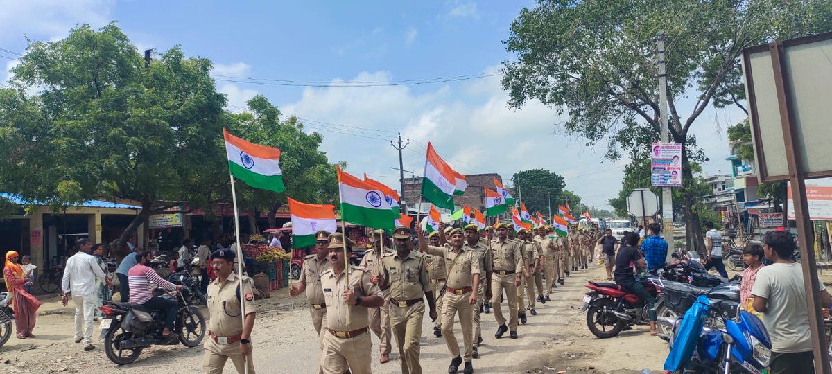 amethipolice's tweet photo. आजादी का अमृत महोत्सव के अंतर्गत चलाए जा रहे हर घर तिरंगा अभियान के तहत जनपद अमेठी में आयोजित कार्यक्रमों के क्रम में CO_तिलोई व थाना मोहनगंज पुलिस द्वारा तिरंगा रूट मार्च कर आमजनमानस को अपने-अपने घरो पर तिरंगा लगाने हेतु प्रेरित किया गया । #UPPolice4Tiranga https://t.co/6bITi4skn2