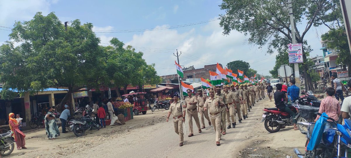 amethipolice's tweet photo. आजादी का अमृत महोत्सव के अंतर्गत चलाए जा रहे हर घर तिरंगा अभियान के तहत जनपद अमेठी में आयोजित कार्यक्रमों के क्रम में CO_तिलोई व थाना मोहनगंज पुलिस द्वारा तिरंगा रूट मार्च कर आमजनमानस को अपने-अपने घरो पर तिरंगा लगाने हेतु प्रेरित किया गया । #UPPolice4Tiranga https://t.co/6bITi4skn2