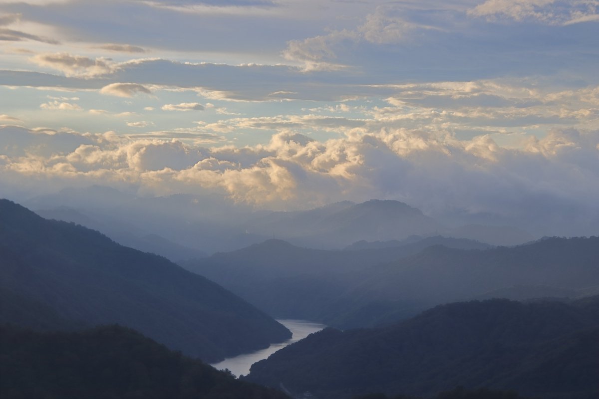 yuske0817's tweet photo. 雲と光と銀山湖。。。
滝雲・・・なくても、美しい。。。
2022/08/14 撮影。
#滝雲は見れず #私の山フォト #私の雲の写真 #魚沼市の絶景 #魚沼市 #枝折峠 #新潟県 #waterfallclouds #japan_morning_view #naturephotography #landscapephotography #mountainphotography #cloudphotography #risingsun https://t.co/rMtuxCyzHW