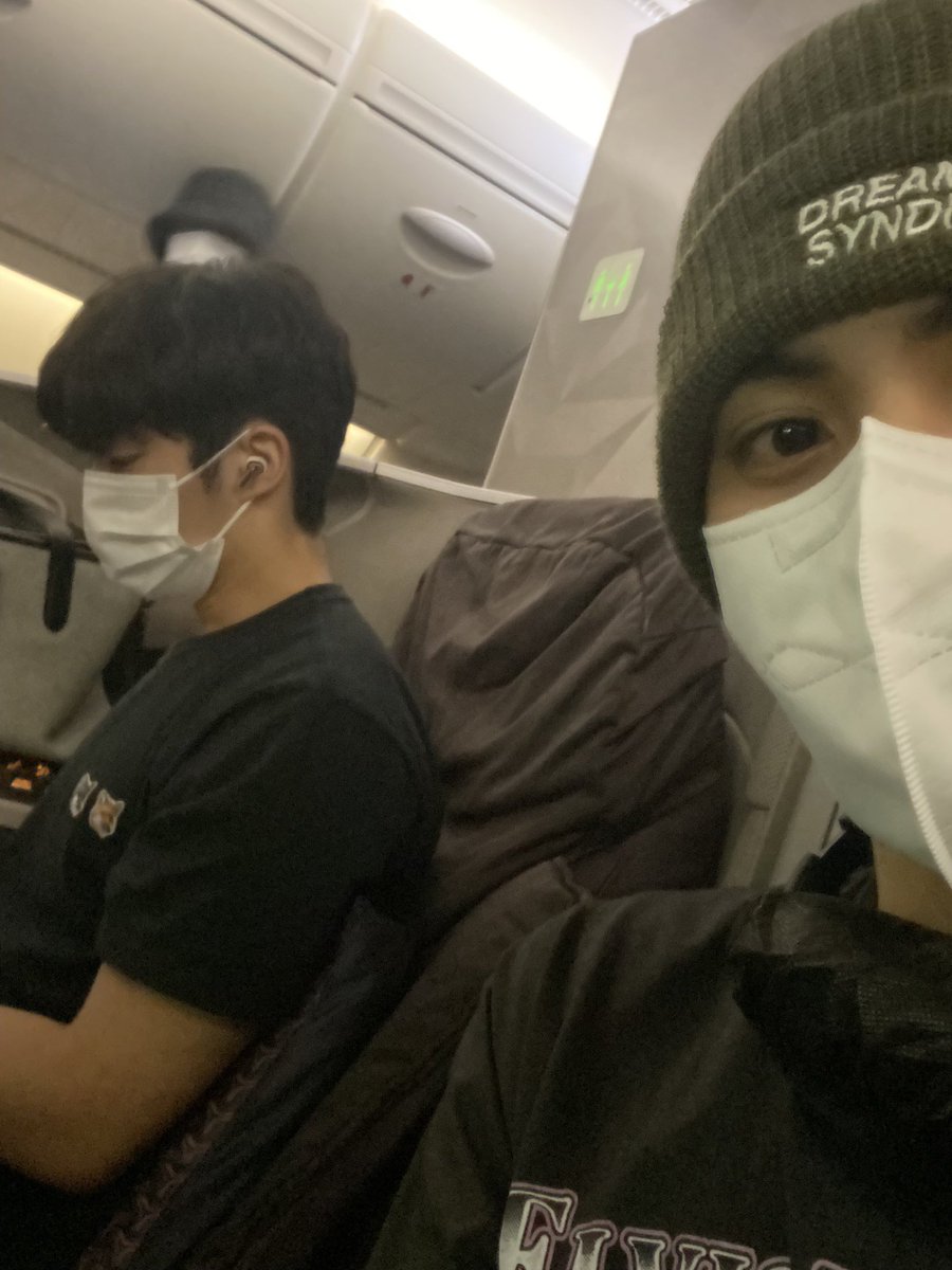they both posted a pic of them sitting next to each other on the plane 🌞👅