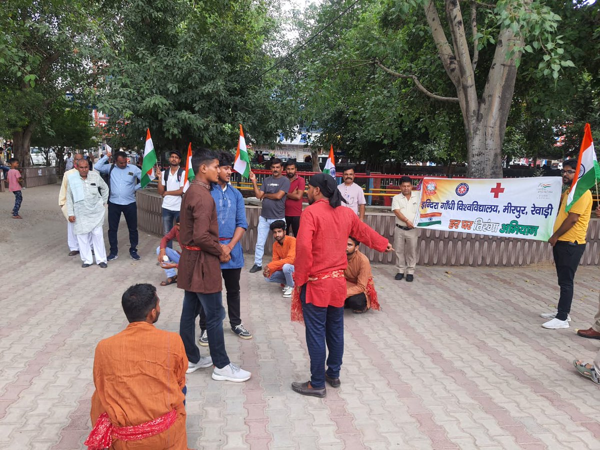 igu_nss's tweet photo. सभी को बस अड्डे पर नुक्कड़ नाटक के माध्यम से तिरंगे को उचित रूप से लगाने तथा उसका सम्मान करने की सीख देते NSS,IGU के स्वयंसेवक।

@igu_nss @igu_meerpur @MinOfCultureGoI @_NSSIndia @NssrdD @ConnectingNss @nssbbsr @YASMinistry @ianuragthakur  @KirenRijiju @mlkhattar @PMOIndia https://t.co/oyNjw0xncw