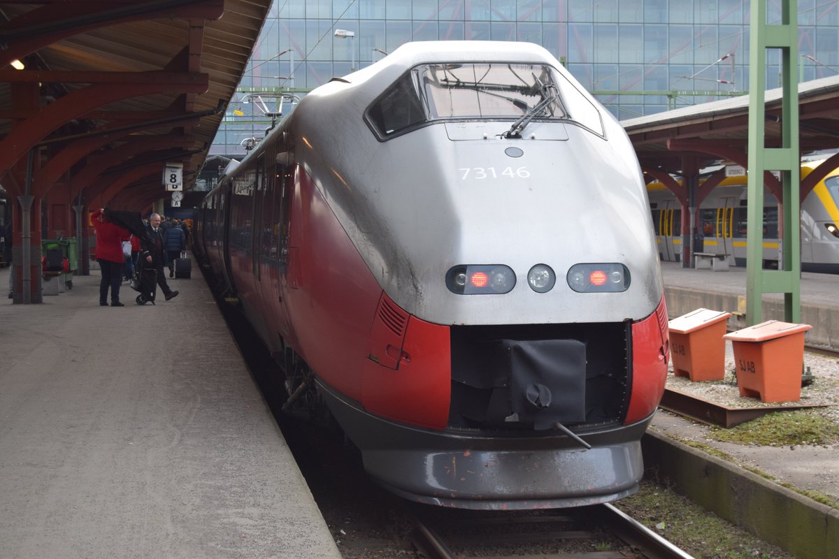 vireser's tweet photo. Det är inte brist på spår i vårt land. Det saknas tåg. Det är fullt på alla tåg i dag från Göteborg, Malmö och Mora till Stockholm. Läs https://t.co/M1cPLrw4gA https://t.co/W6A9XL2sat