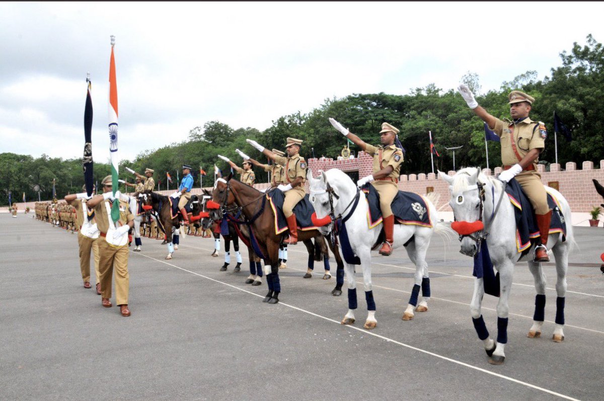 gpsinghips's tweet photo. ঘৰে ঘৰে ত্ৰিৰংগা।।
Har ghar Tiranga.
हर घर तिरंगा। National flag also reminds each one of us of the oath that we take under the Flag of India at @svpnpahyd (pictures from NPA archive) @assampolice https://t.co/xlseZwJrws