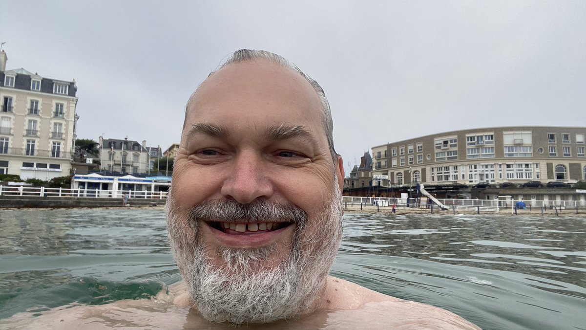 geoff_moor's tweet photo. When you realise your waterproof phone case works 😉 #envacance 🇫🇷 https://t.co/T2rdTBRcQN