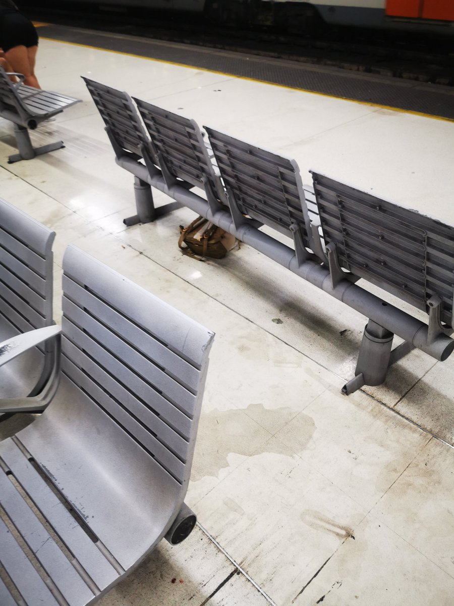 Este bolso esta abandonado en el anden 9-10 en la estacion de Barcelona-sants @BarcelonaMetro las autoridades estan supuestamente al tanto pero no parecen hacer nada al respecto