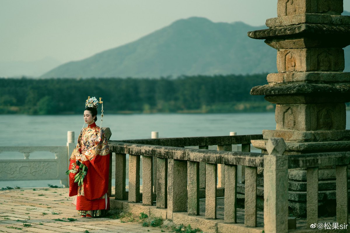 balabengta's tweet photo. #中華風 #漢服チャレンジ
#汉服挑战 #한푸_도전 #China #汉服 #漢服 #한푸 #中国女孩 
#Chinese_style #中国风 #中国  #Chinese #ChineseCulture #ChinaStory #hanfu_challenge #hanfu #hanfugirl  #chinesefashion
明制汉���-如意云地满地金过肩蟒��云肩通袖立领袄配马面裙+三翟冠
图源：松果sir https://t.co/iI2jWHGMv3