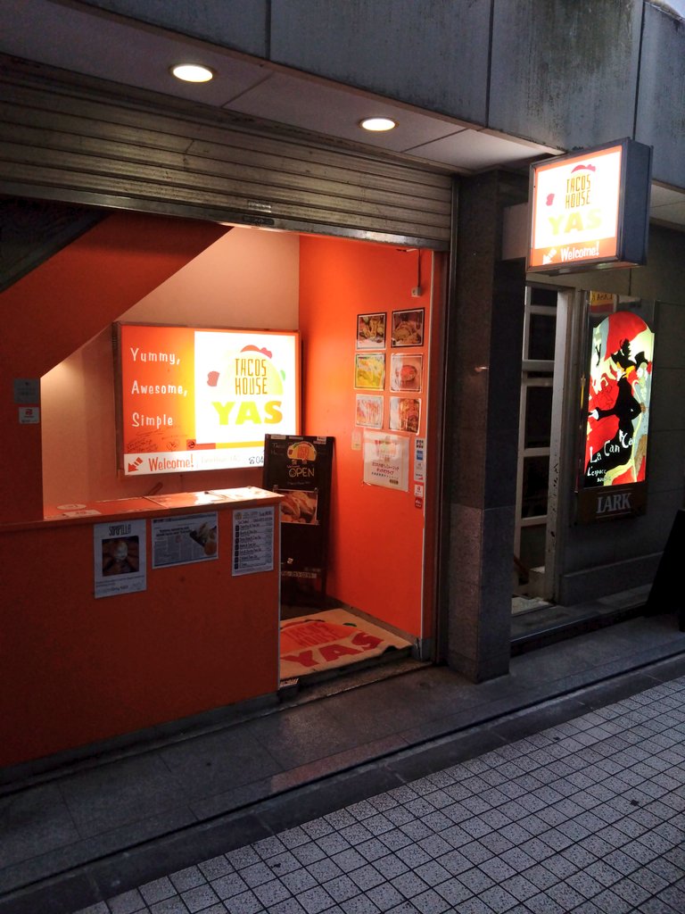 nsr250r's tweet photo. 神奈川バイク自主練習場で先日会った方が営まれている横須賀中央駅近くのTACOS HOUSE YASに勝手に行ってきた。
タコスを始めとした諸々と、メキシコのテ���テビールにライムを入れて頂く。おいしかったー。 https://t.co/KRl4IQpHfx