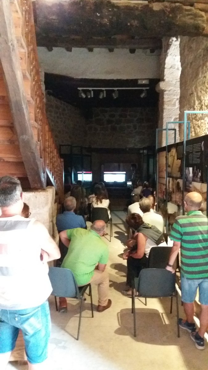 MuseoPalenzuela's tweet photo. Queremos agradecer al arqueólogo Víctor Vicente García y al numeroso público asistente el que ayer por la tarde el museo de #Palenzuela casi se llenara. El día 22 comienza la campaña de excavaciones, os iremos informando. #Cerrato #CerratoPalentino #Palencia #CastillayLeón https://t.co/mTagqHP1u0