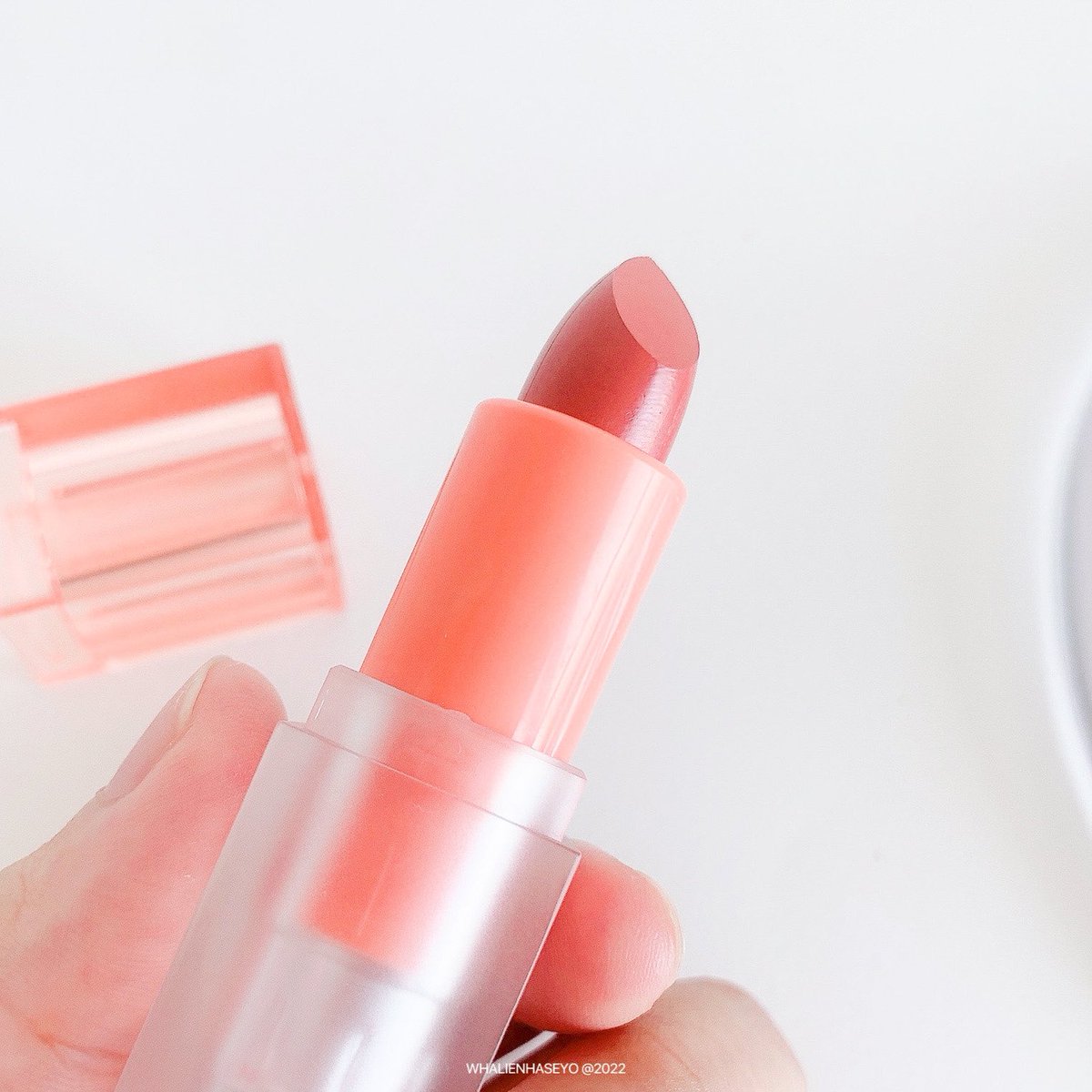 muaychaya_'s tweet photo. สีสวยละมุนอีกแล้วว Happy Ending Lipstick #04 Anna ลิปเนื้อครีมนุ๊มนุ่ม เกลี่ยง่าย ไม่เป็นคราบแถมให้ความชุ่มกับริมฝีปากด้วย เอาจริงป่ะ สีแอบคล้าย Chanel Coco Bloom 116 อยู่น้าา ทาแล้วแพงแบบลูกคุณสุด! #CHOOB #ไว้รีวิวห้ามขายของโว้ยยย https://t.co/9SH2zAxi36