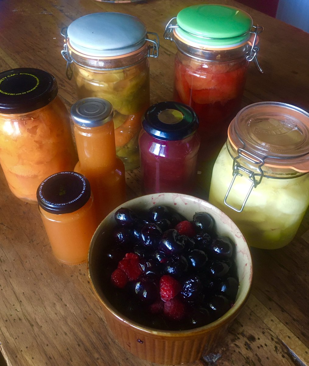 elissamilsome's tweet photo. Busy bottling this morning!#homemadepreserves #BottledFruit #GettingReadyForAutumn https://t.co/IdAE3lSCyc