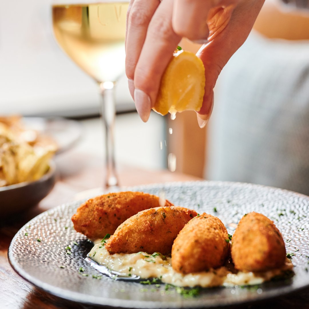 CantoMcr's tweet photo. 🍋FRESHLY SQUEEZED🍋
Fresh lemon juice is the perfect final touch to our Salt Cod Fritters served with tartare sauce🤤
These bites of heaven are also included in our 3 for £18 menu every Sunday from 12pm!!
#canto #ancoats #manchester #ilovemcr #tapas #sunday #saltcod https://t.co/jbet1U8KoE